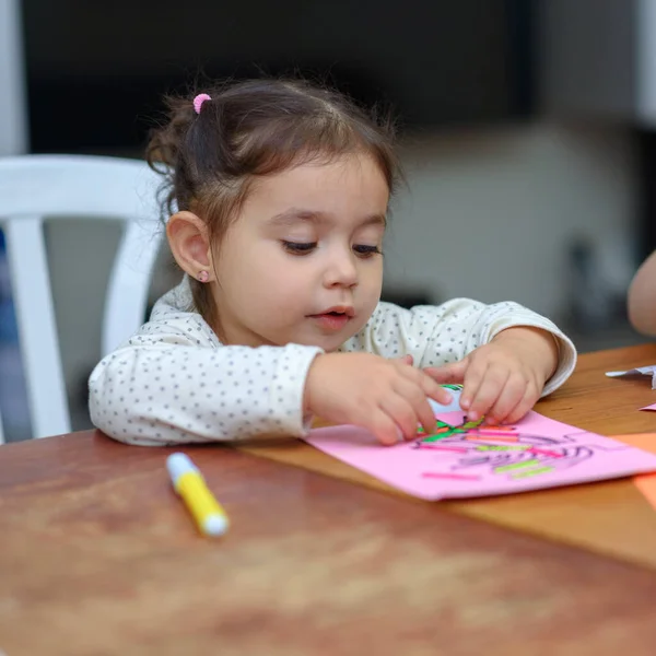 Kid Draw and Play met Stickers. Spelen met stickers kan helpen kind op belangrijke ontwikkelingsgebieden. — Stockfoto