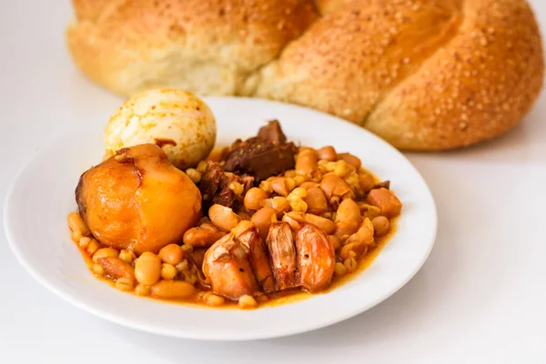 Challah Shabbat pane e hamin o colent in ebraico - Sabbath cibo tradizionale sulla tavola bianca in cucina. — Foto Stock