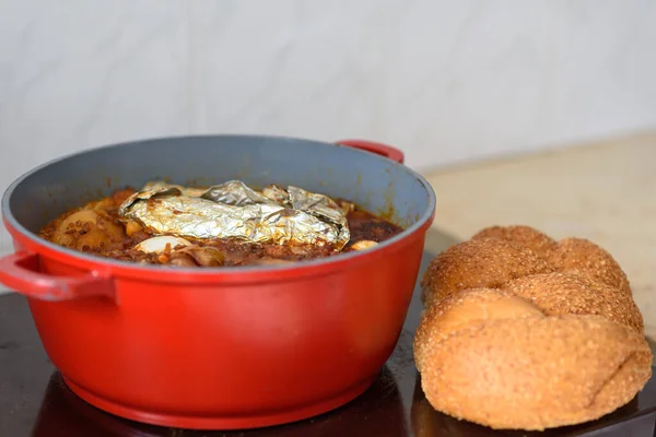 Shabat o Sabbath comida tradicional en la placa caliente en la cocina. — Foto de Stock