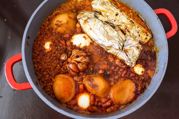 Shabat o Sabbath comida tradicional en la placa caliente en la cocina. — Foto de Stock