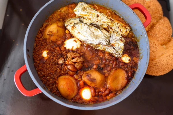 Shabat o Sabbath comida tradicional en la placa caliente en la cocina. — Foto de Stock