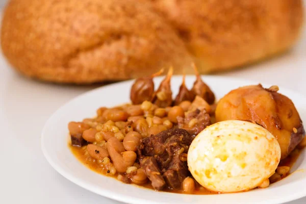 Shabat o Sabbath comida tradicional en la mesa blanca en la cocina. — Foto de Stock