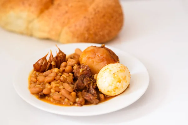 Shabat o Sabbath comida tradicional en la mesa blanca en la cocina. — Foto de Stock