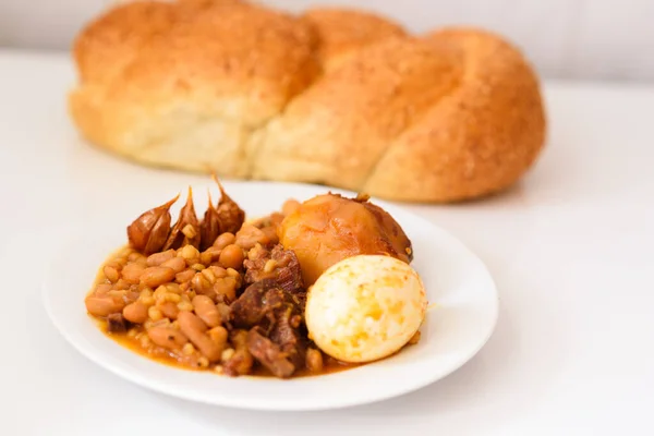 Shabbat o Sabbath cibo tradizionale sulla tavola bianca in cucina. — Foto Stock