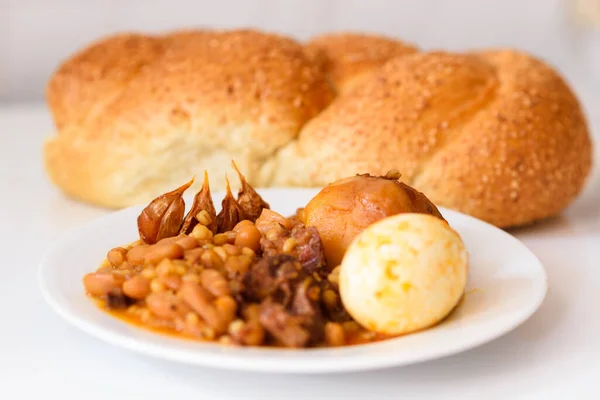 Shabat o Sabbath comida tradicional en la mesa blanca en la cocina. — Foto de Stock