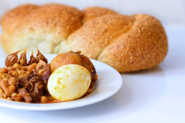 Shabbat o Sabbath cibo tradizionale sulla tavola bianca in cucina. — Foto Stock