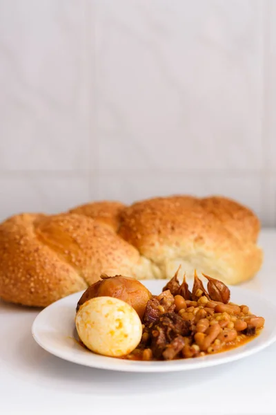 Shabat o Sabbath comida tradicional en la mesa blanca en la cocina. — Foto de Stock