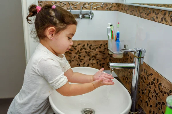 Little toddler black hair girl washing hands.To keep the virus at bay,wash your hands with soap and water several time. — Stock Photo, Image