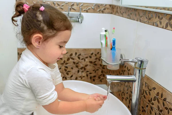 Little toddler black hair girl washing hands.To keep the virus at bay,wash your hands with soap and water several time. — Stock Photo, Image