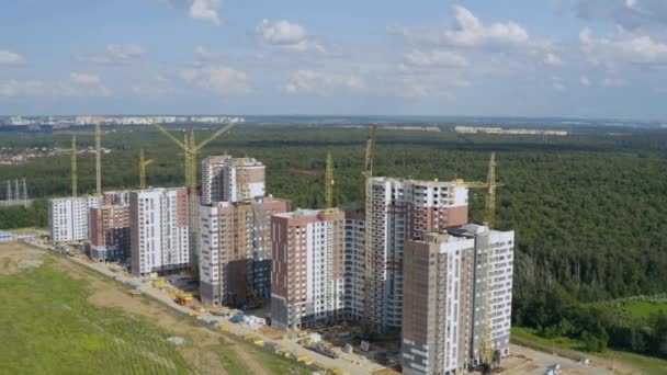 Bau Einer Neuen Nachbarschaft Von Häusern Auf Einem Feld Der — Stockvideo