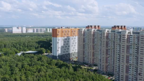 Casa nueva con gran zona residencial — Vídeos de Stock