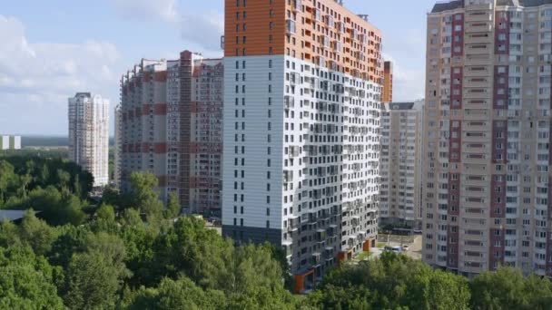 带大型住宅区的新房子 — 图库视频影像