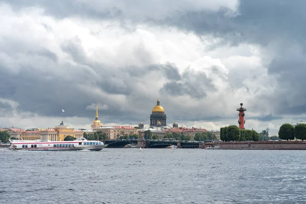 panorama St Petersburg. Neva nehri ve St. Isaacs Katedrali