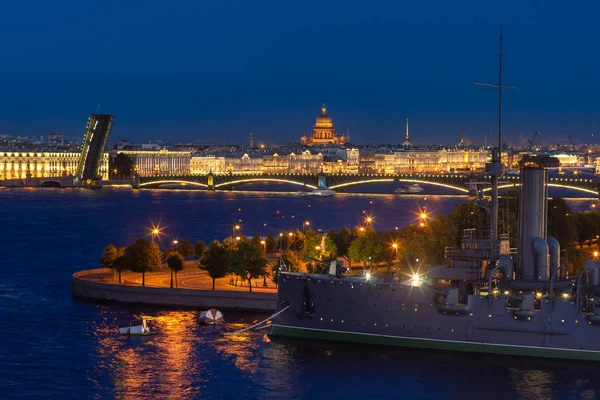 panorama St Petersburg. Neva nehri ve St. Isaacs Katedrali