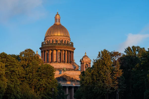 Rusya'da Saint-Petersburg St Isaacs Katedrali'nde gün batımı
