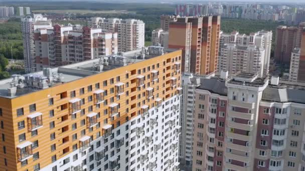 Canteiro de obras com um olho de pássaros em uma megacidade. Gravação de vídeo com drone. Casa nova em um novo complexo residencial. Voando sobre o canteiro de obras. Nova casa ao lado na cidade. 4K . — Vídeo de Stock