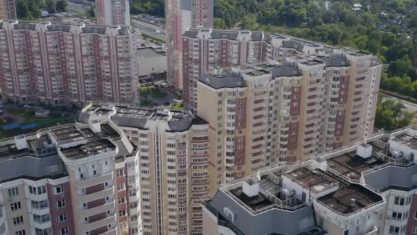 Construction site with a birds eye in a megacity. Video shooting with drone. New house in a new residential complex. Flying over the construction site. New house next door in the city. 4K. — Stock Video