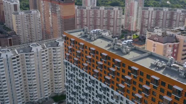 Sitio de construcción con un ojo de pájaro en una megaciudad. Grabación de vídeo con dron. Casa nueva en un nuevo complejo residencial. Volando sobre el sitio de construcción. Nueva casa de al lado en la ciudad. 4K . — Vídeo de stock