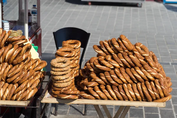 Türk simit, bir ekmek ürünü, İstanbul'da bir sokak tezgahı