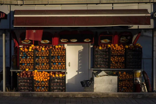 Portakal, greyfurt, nar dilimlenmiş. meyve arka plan. Olgun sulu nar, mandalina ve portakal İstanbul caddesinde bir meyve dükkanının tezgahında satılıyor.