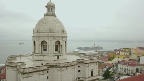 O centro de Lisboa, Portugal, drone, vistas da cidade e do cais. um navio de cruzeiro . — Vídeo de Stock