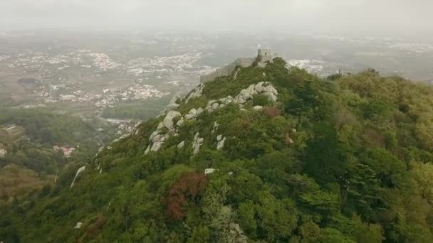 Luftaufnahme von Castelo dos mouros oder maurischer Burg, Mooren in Nebel und Wolken, Sintra, Portugal — Stockvideo