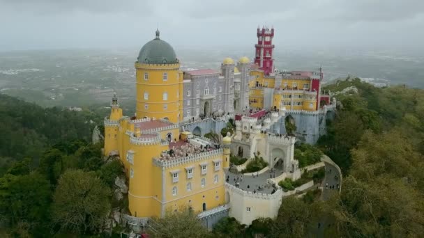 Дворец Пены, замок в муниципалитете Синтра, Португалия, район Лисбон, Гранде Лиссабон, вид с воздуха, снятый с дрона . — стоковое видео