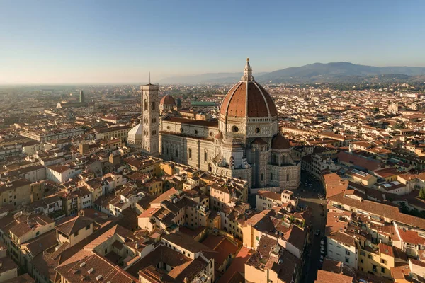 Panoramablick auf florenz und basilica di santa maria del fiore, heilige Maria. Luftbild, Drohne. Stockbild