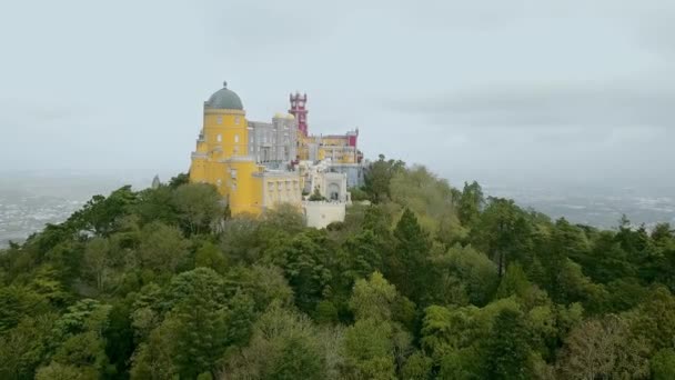 Το παλάτι πένα, κάστρο στο Δήμο Σίντρα, Πορτογαλία, περιφέρεια Λισαβόνας, Grande Lisboa, εναέρια θέα, πυροβολήθηκε από κηφήνας. — Αρχείο Βίντεο
