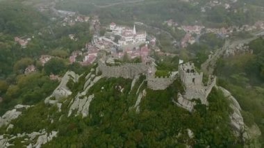 Castelo dos Mouros veya Mağribi Kalesi, Sis ve bulutlar, Sintra, Portekiz Moors görünümü etrafında Havadan