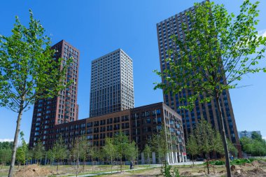 Mavi gökyüzü inşaatı altında evler