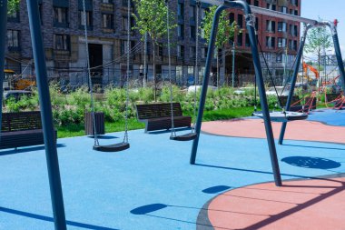 Bir daire bloğunda renkli bir oyun alanı