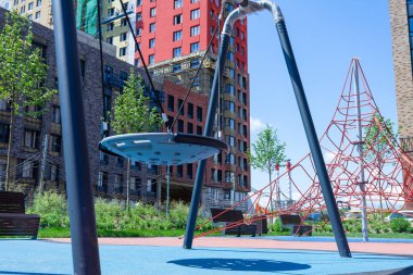 Bir daire bloğunda renkli bir oyun alanı