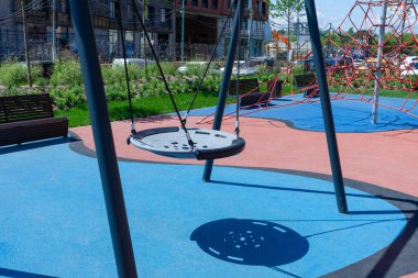 Bir daire bloğunda renkli bir oyun alanı