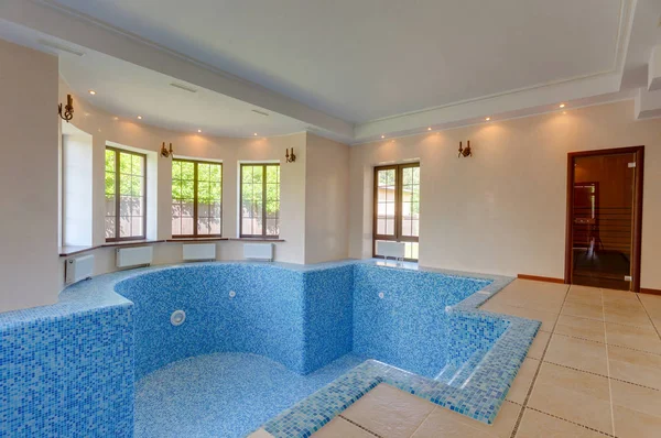 evde boş Yüzme Havuzu. Yazlık birinci kat.