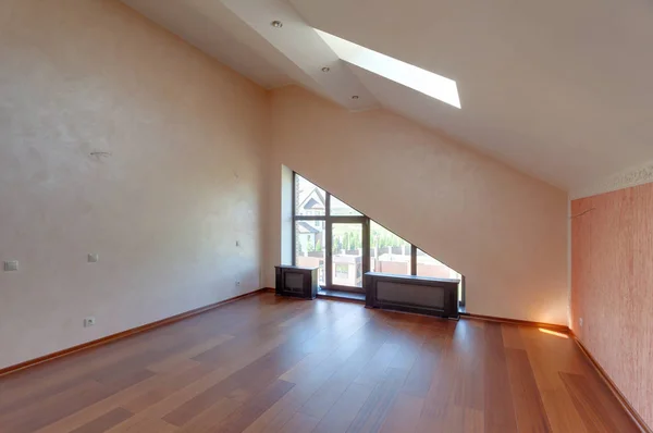 Yazlık boş oda. Tavan