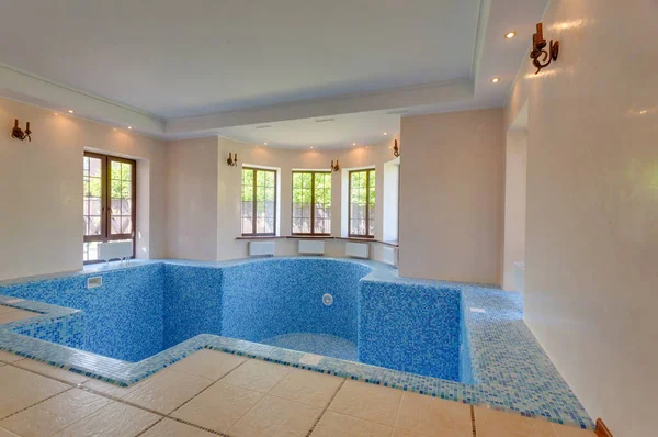 evde boş Yüzme Havuzu. Yazlık birinci kat.