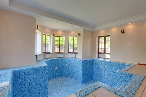 evde boş Yüzme Havuzu. Yazlık birinci kat.