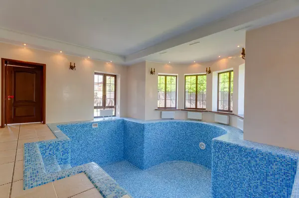 evde boş Yüzme Havuzu. Yazlık birinci kat.