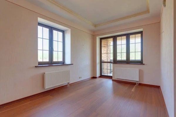 büyük modern boş oturma odası