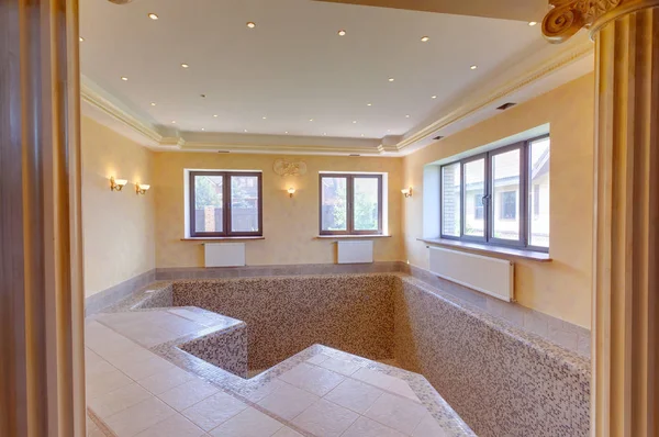 evde boş Yüzme Havuzu. Yazlık birinci kat.