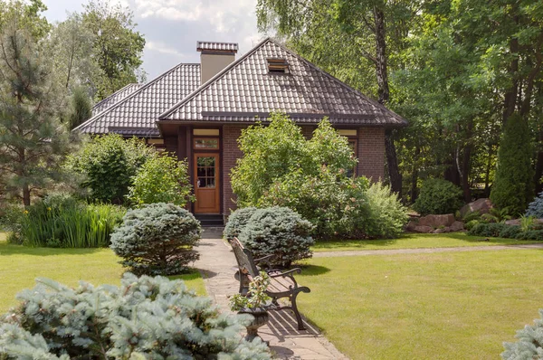 Yeşil Park ve ağaçlar ile modern küçük Villa