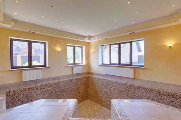 evde boş Yüzme Havuzu. Yazlık birinci kat.