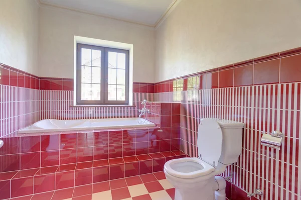 Kırmızı duvarlar ile modern banyo iç