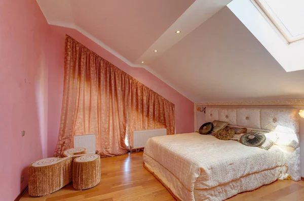 büyük yatak ile üst düzey daire yatak odası