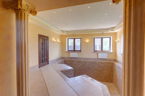 evde boş Yüzme Havuzu. Yazlık birinci kat.