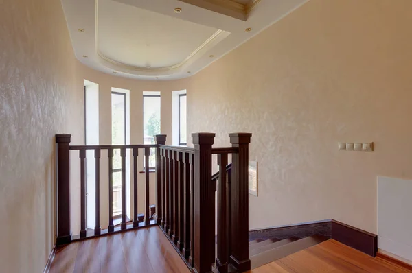 büyük modern boş oturma odası