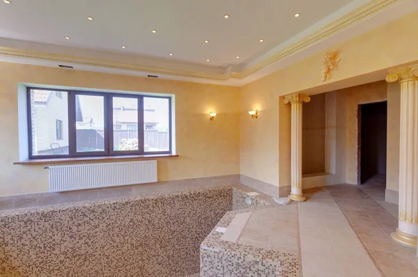 evde boş Yüzme Havuzu. Yazlık birinci kat.