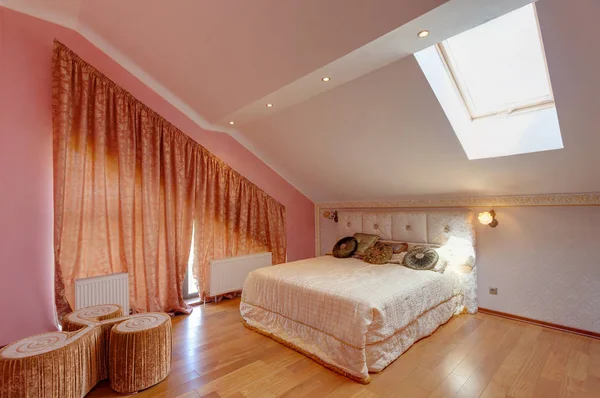 büyük yatak ile üst düzey daire yatak odası