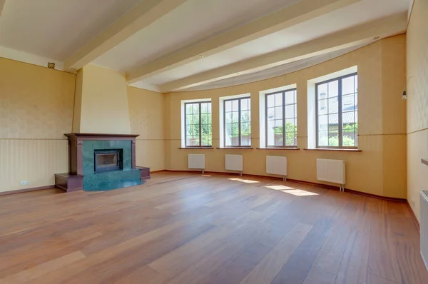 büyük modern boş oturma odası